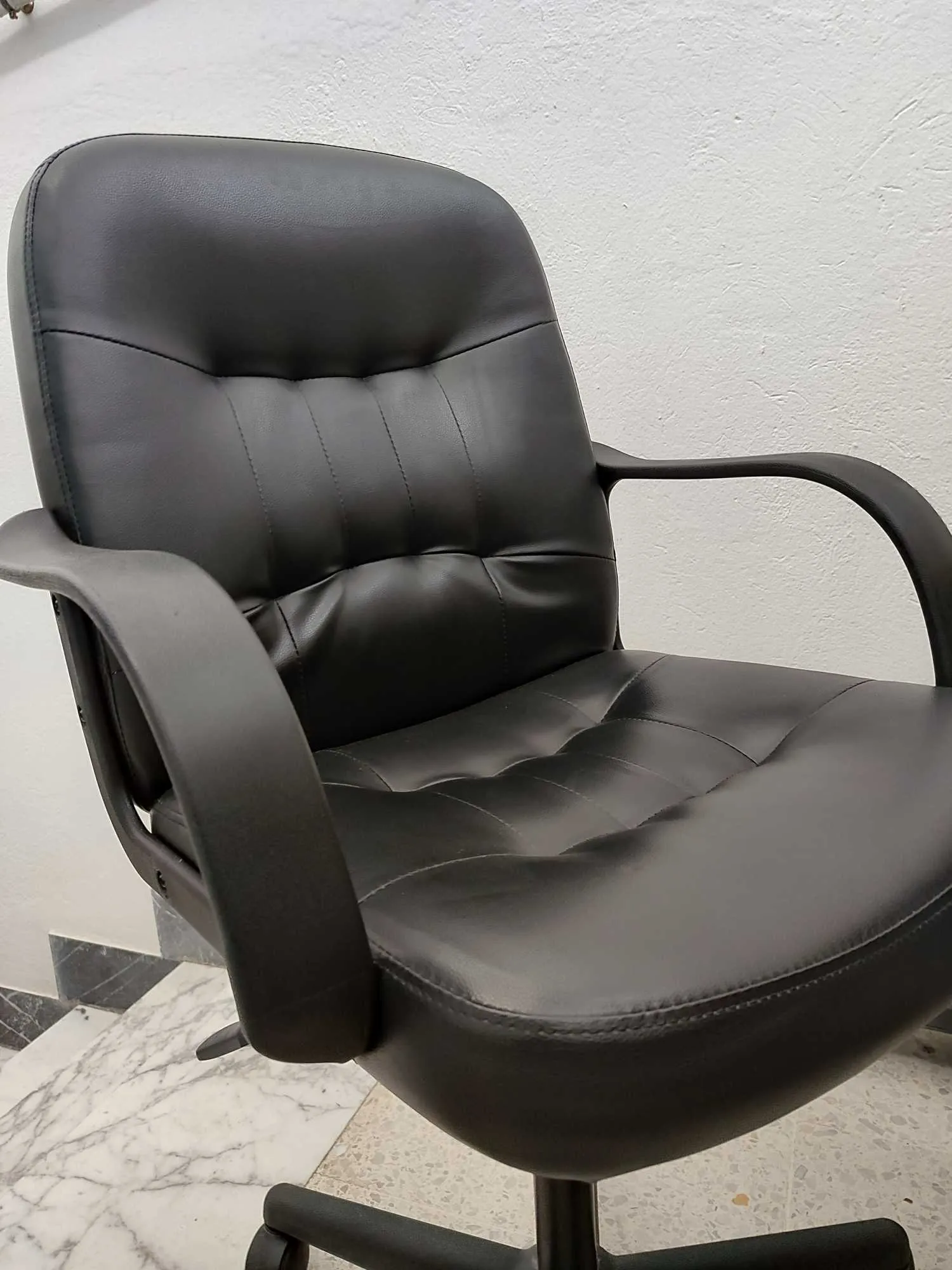 Chaise bureautique Simili Cuir - Noir