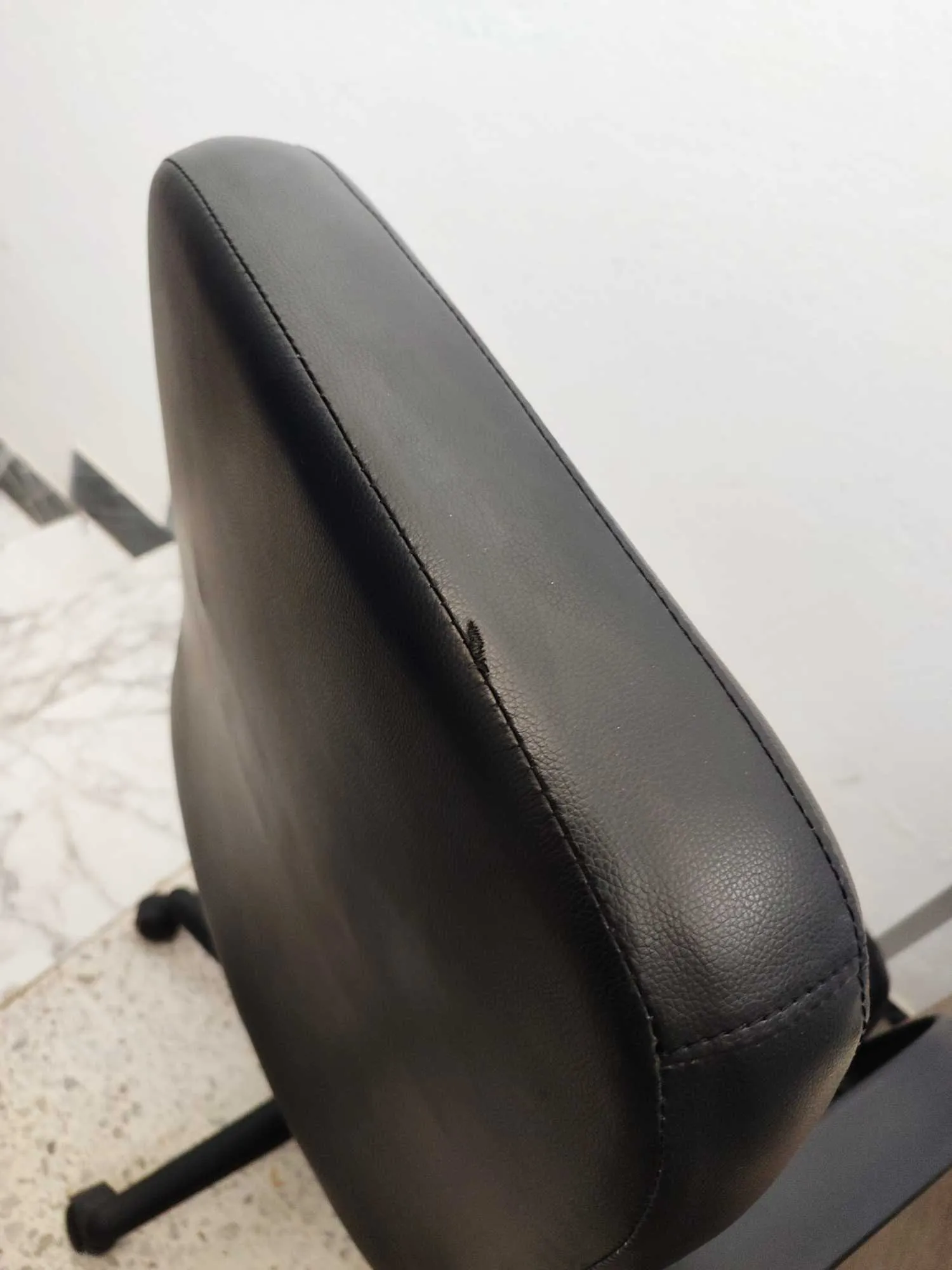 Chaise bureautique Simili Cuir - Noir