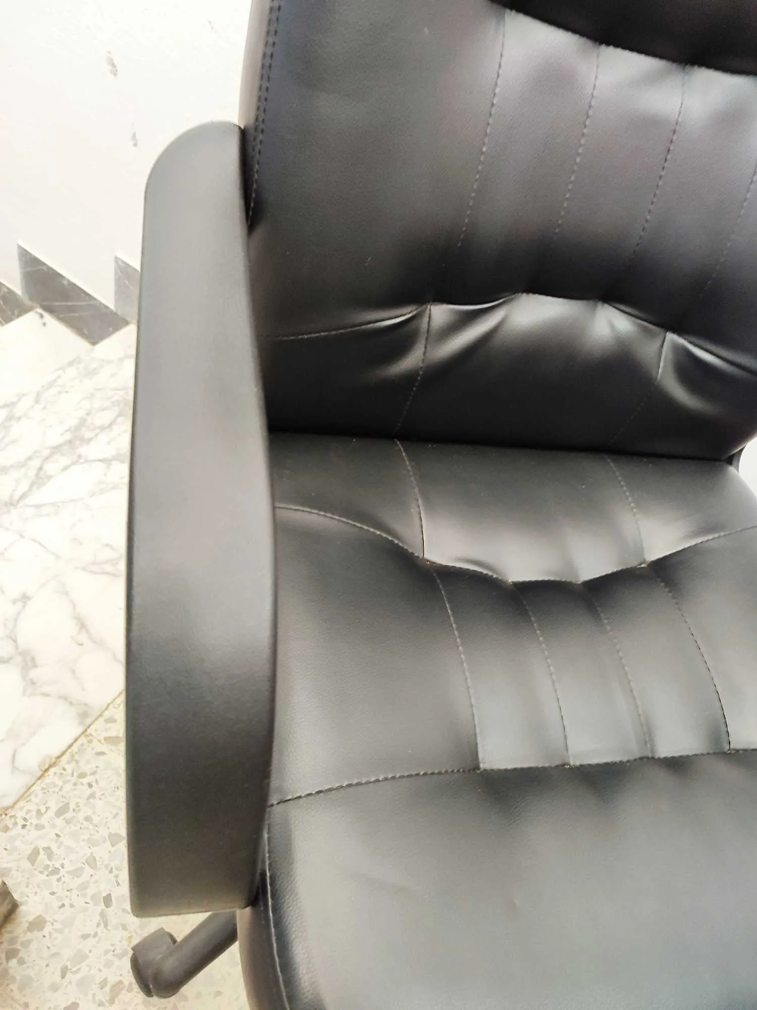 Chaise bureautique Simili Cuir - Noir