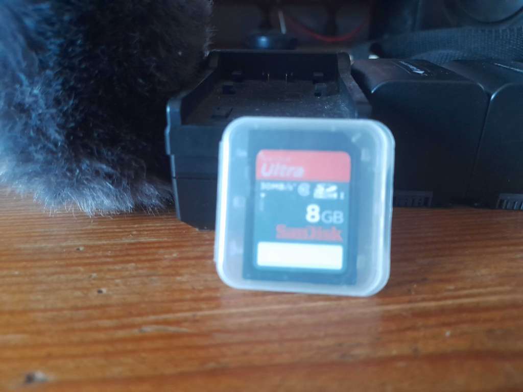 đŹ Sony NEX-VG20E Camcorder + 2 Batteries + Charger + Bag â Perfect for Filmmakers! đ„