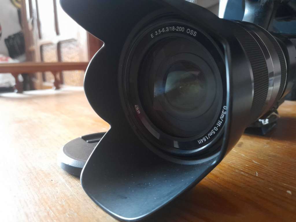 đŹ Sony NEX-VG20E Camcorder + 2 Batteries + Charger + Bag â Perfect for Filmmakers! đ„