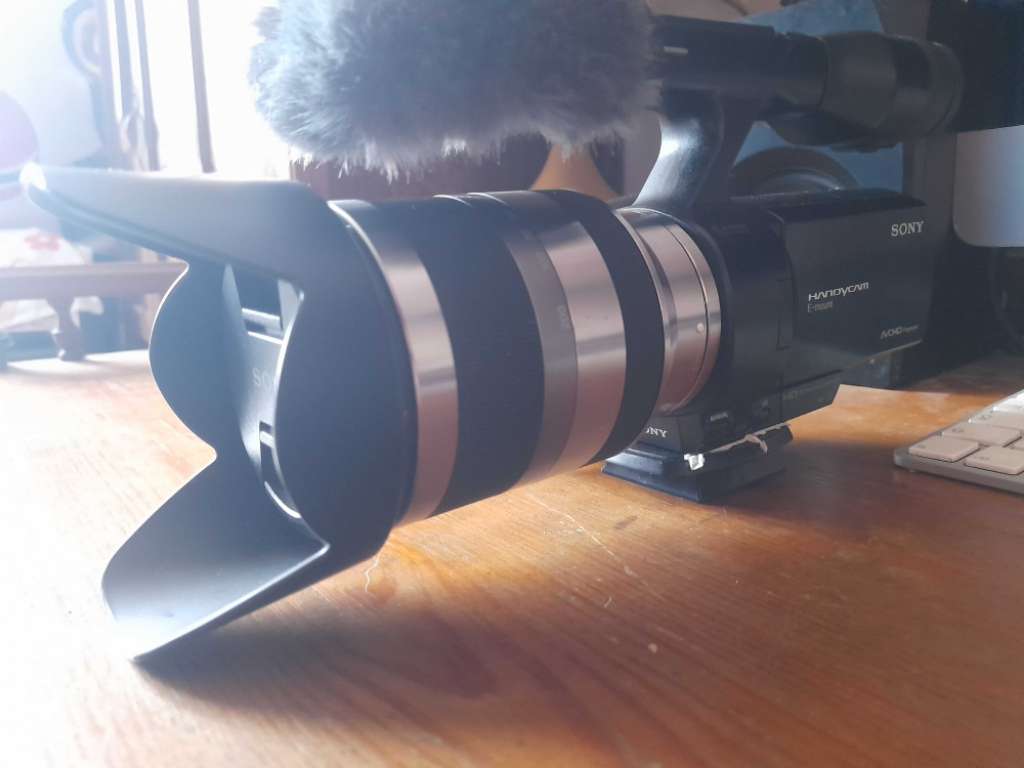 đŹ Sony NEX-VG20E Camcorder + 2 Batteries + Charger + Bag â Perfect for Filmmakers! đ„