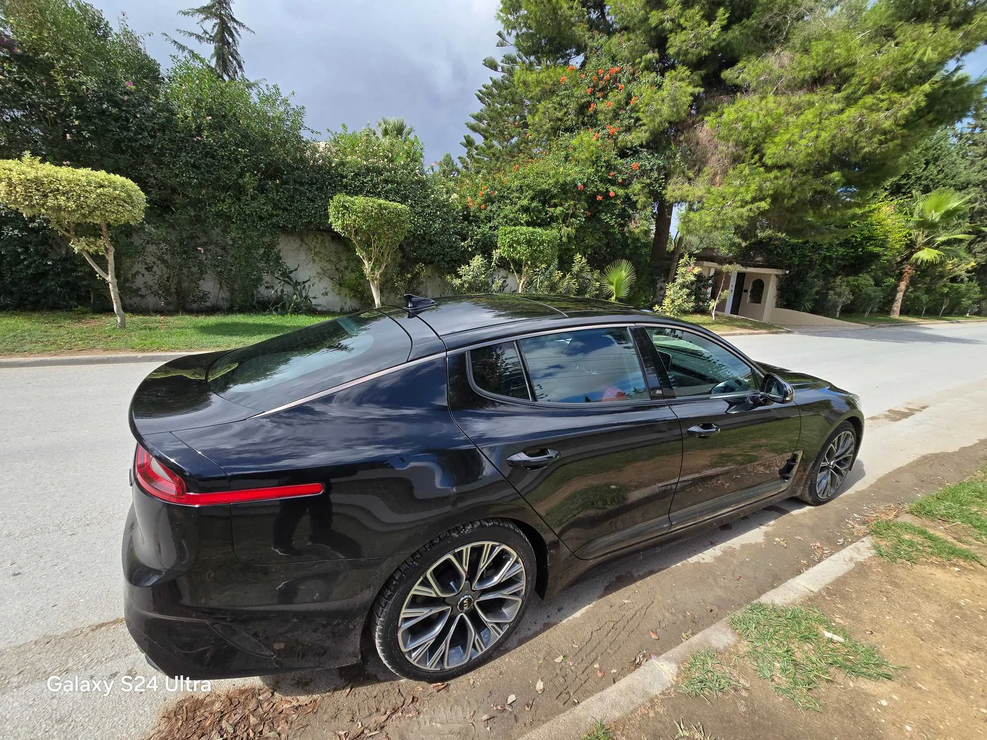 A vendre stinger kia voiture sport très bonne état, 1er main prix 140.000 négociable