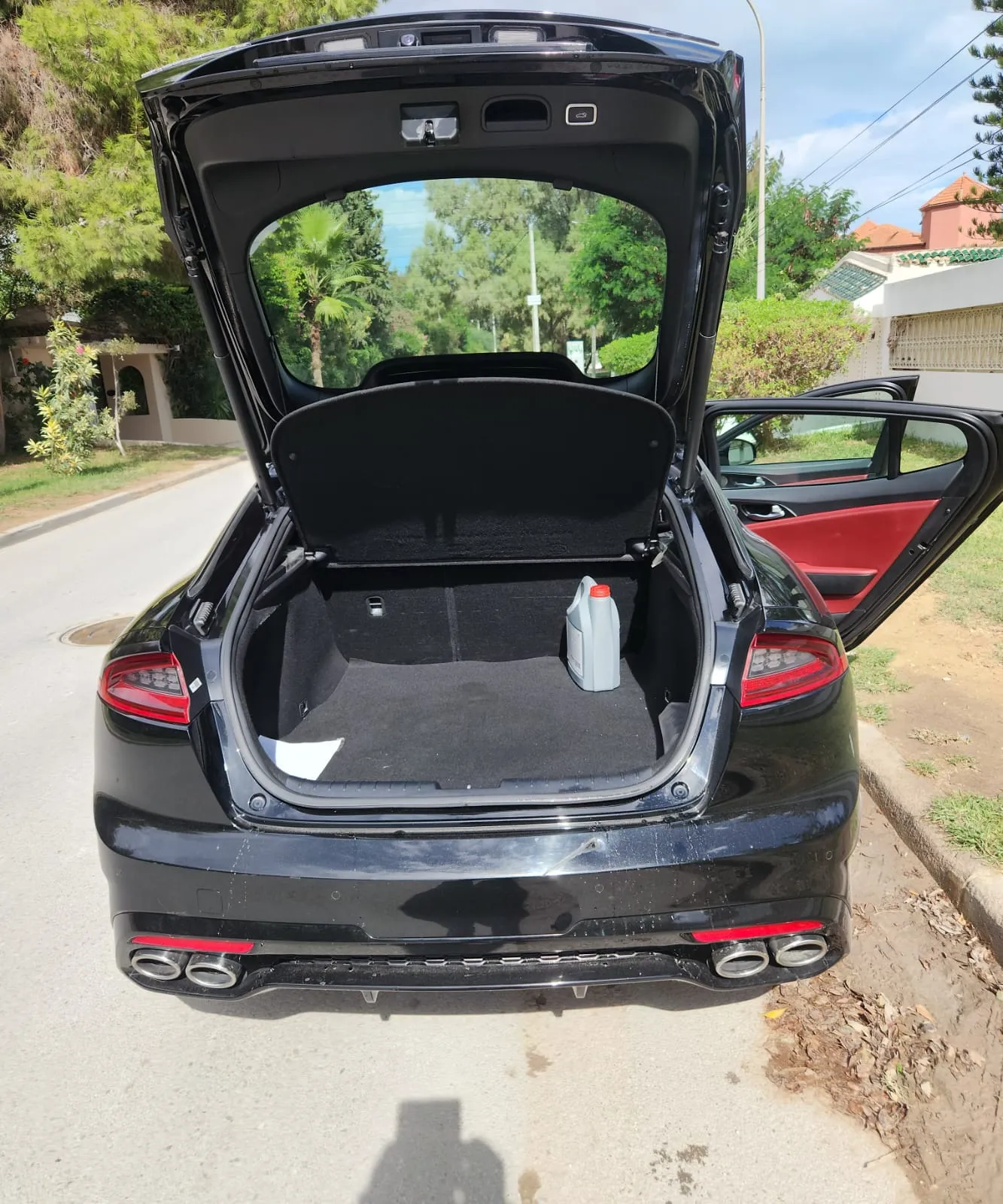 A vendre stinger kia voiture sport très bonne état, 1er main prix 140.000 négociable