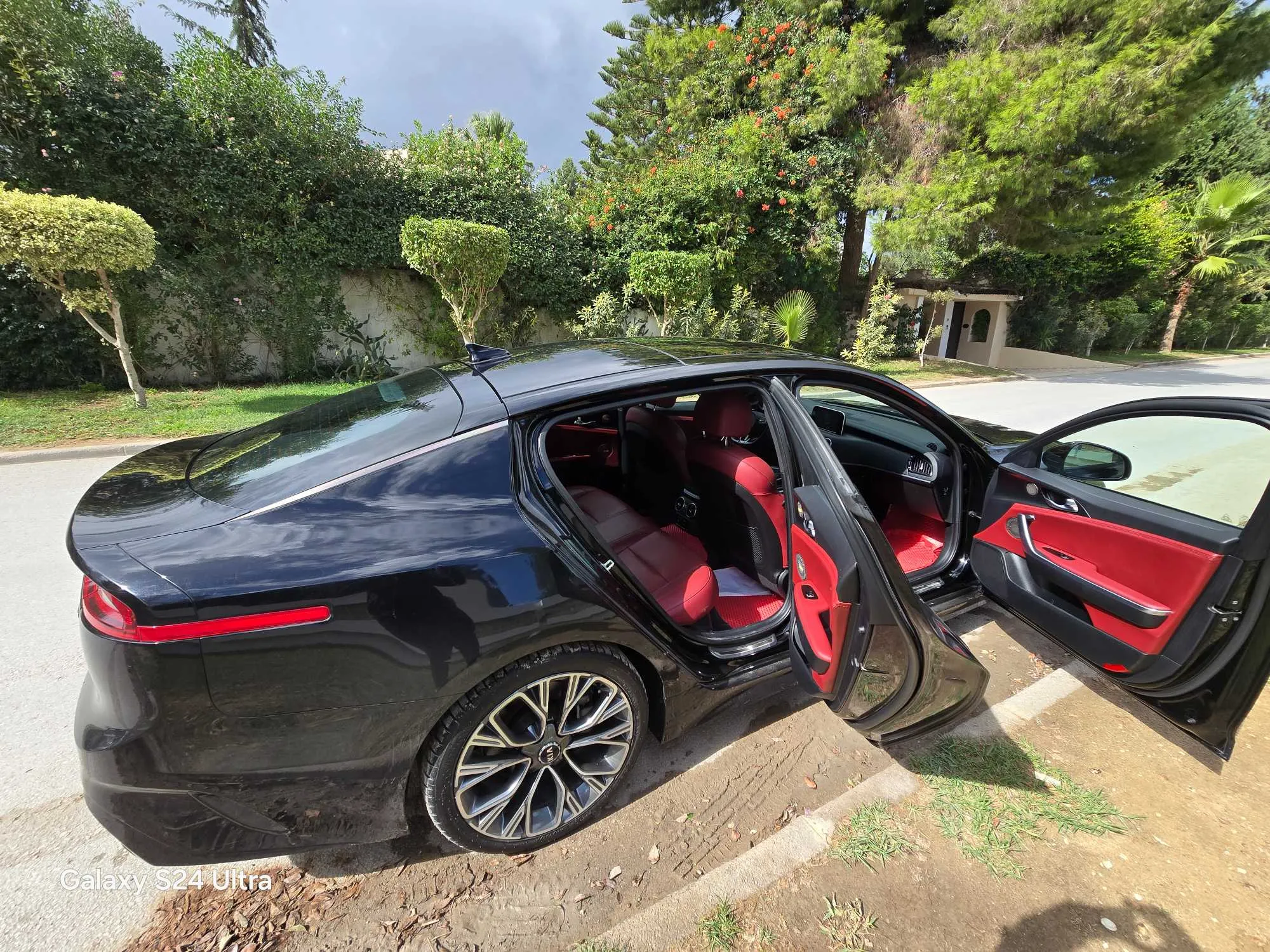 A vendre stinger kia voiture sport très bonne état, 1er main prix 140.000 négociable