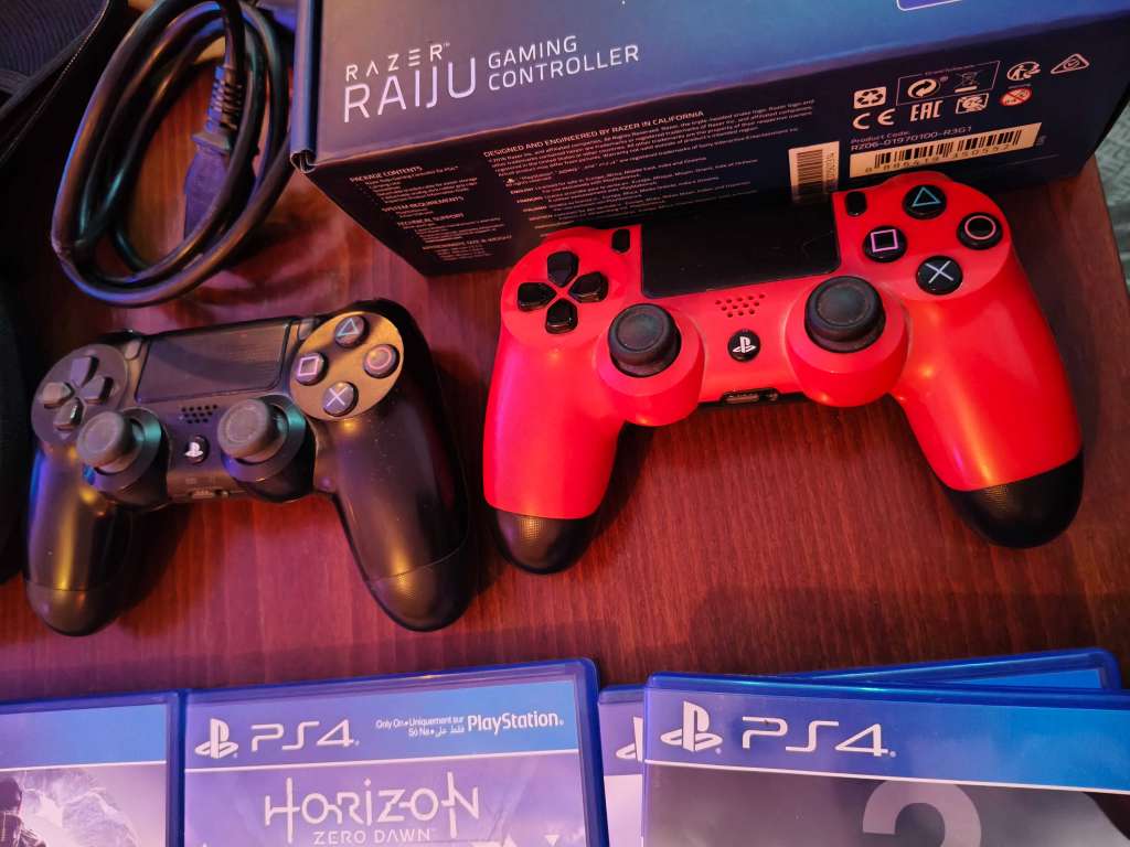 PS4 pro 4k avec 2 manettes + 1 manette pro Razer Raiju et 7 jeux