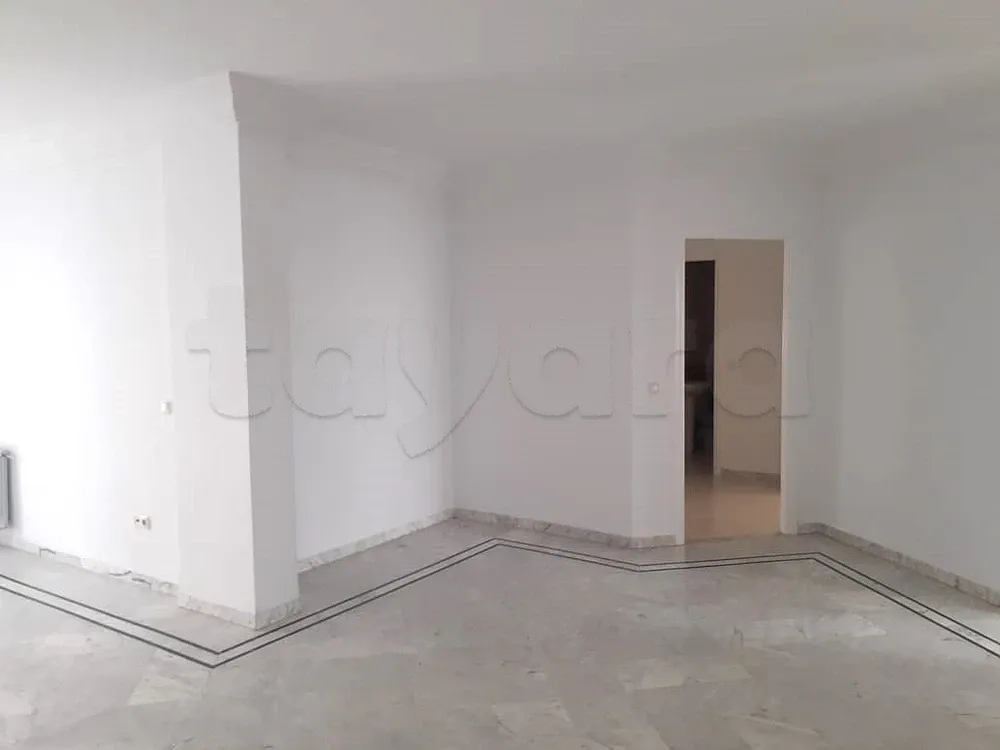 un appartement s+3 au 3éme étage a vendre a ennacer 2 sur av.hedi nouira prés de hôtel samarons
