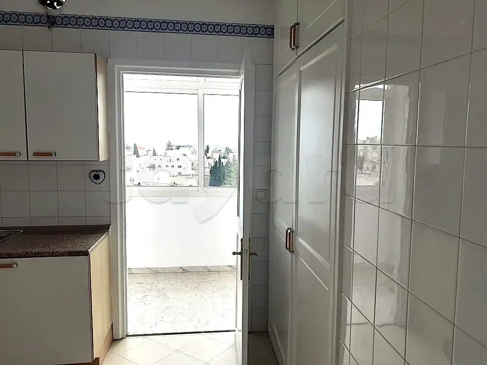 un appartement s+3 au 3éme étage a vendre a ennacer 2 sur av.hedi nouira prés de hôtel samarons