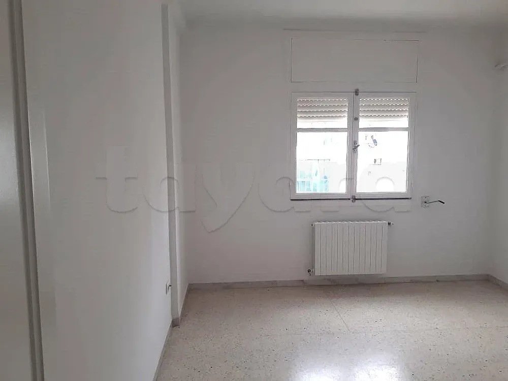un appartement s+3 au 3éme étage a vendre a ennacer 2 sur av.hedi nouira prés de hôtel samarons