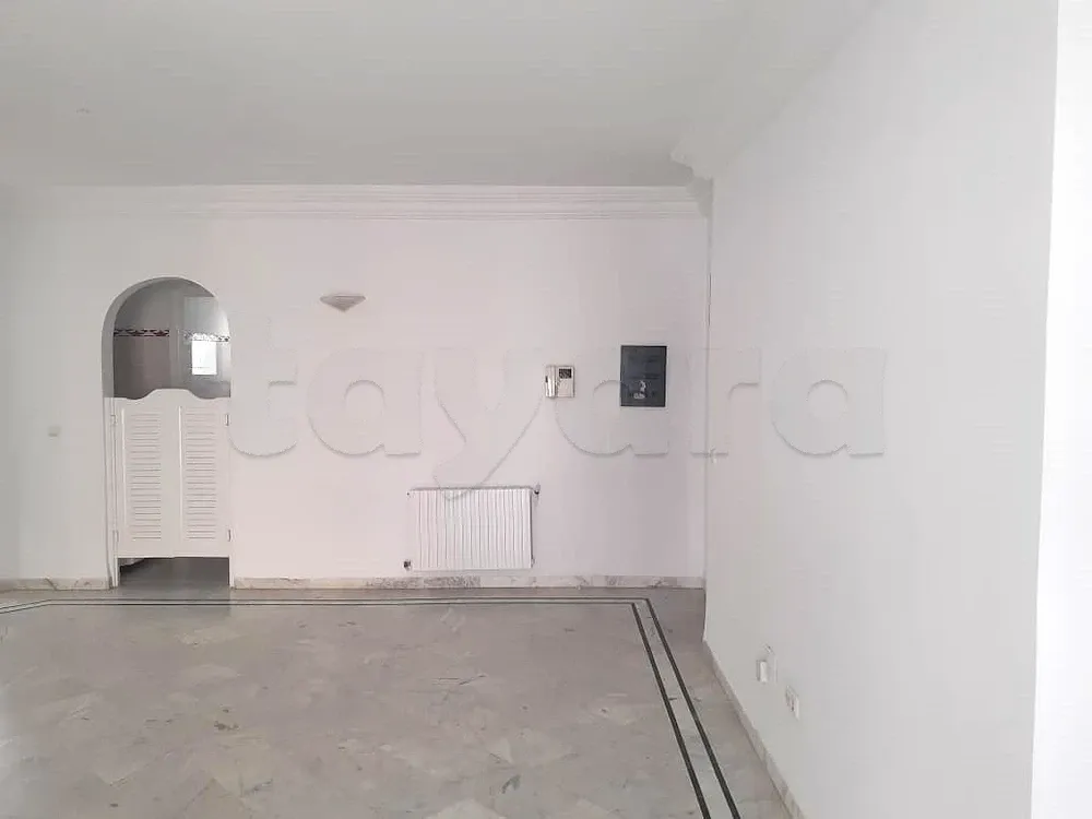 un appartement s+3 au 3éme étage a vendre a ennacer 2 sur av.hedi nouira prés de hôtel samarons