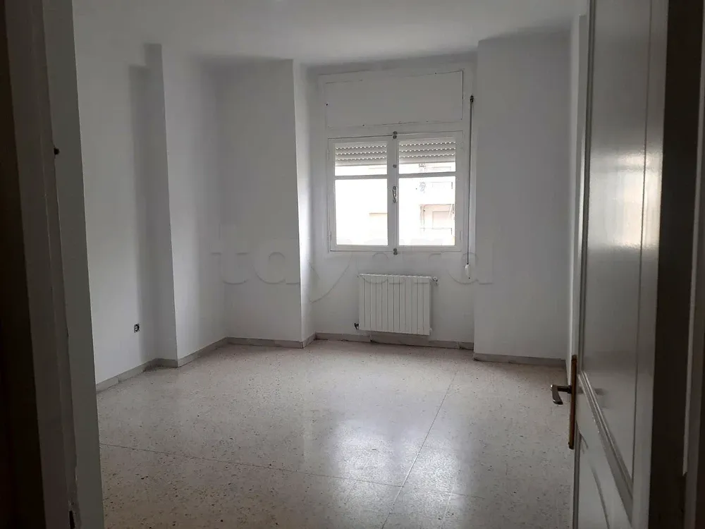 un appartement s+3 au 3éme étage a vendre a ennacer 2 sur av.hedi nouira prés de hôtel samarons