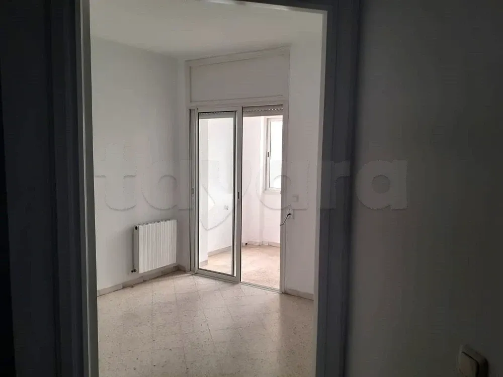 un appartement s+3 au 3éme étage a vendre a ennacer 2 sur av.hedi nouira prés de hôtel samarons