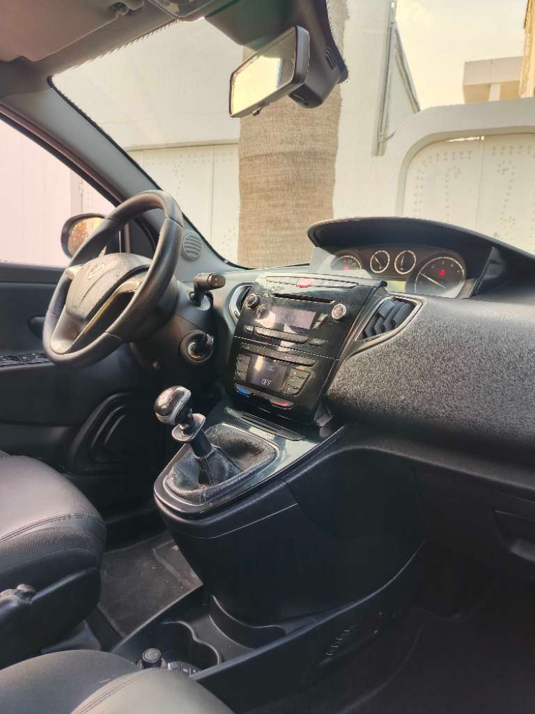 🚘  lancia ypsilon