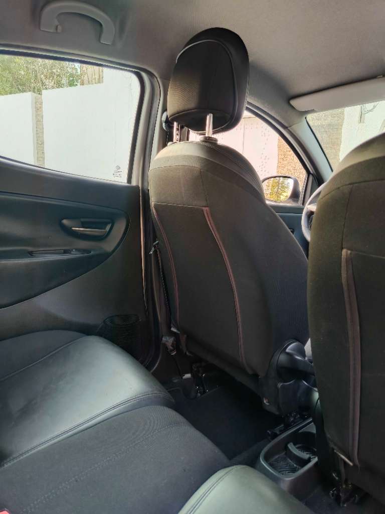 🚘  lancia ypsilon
