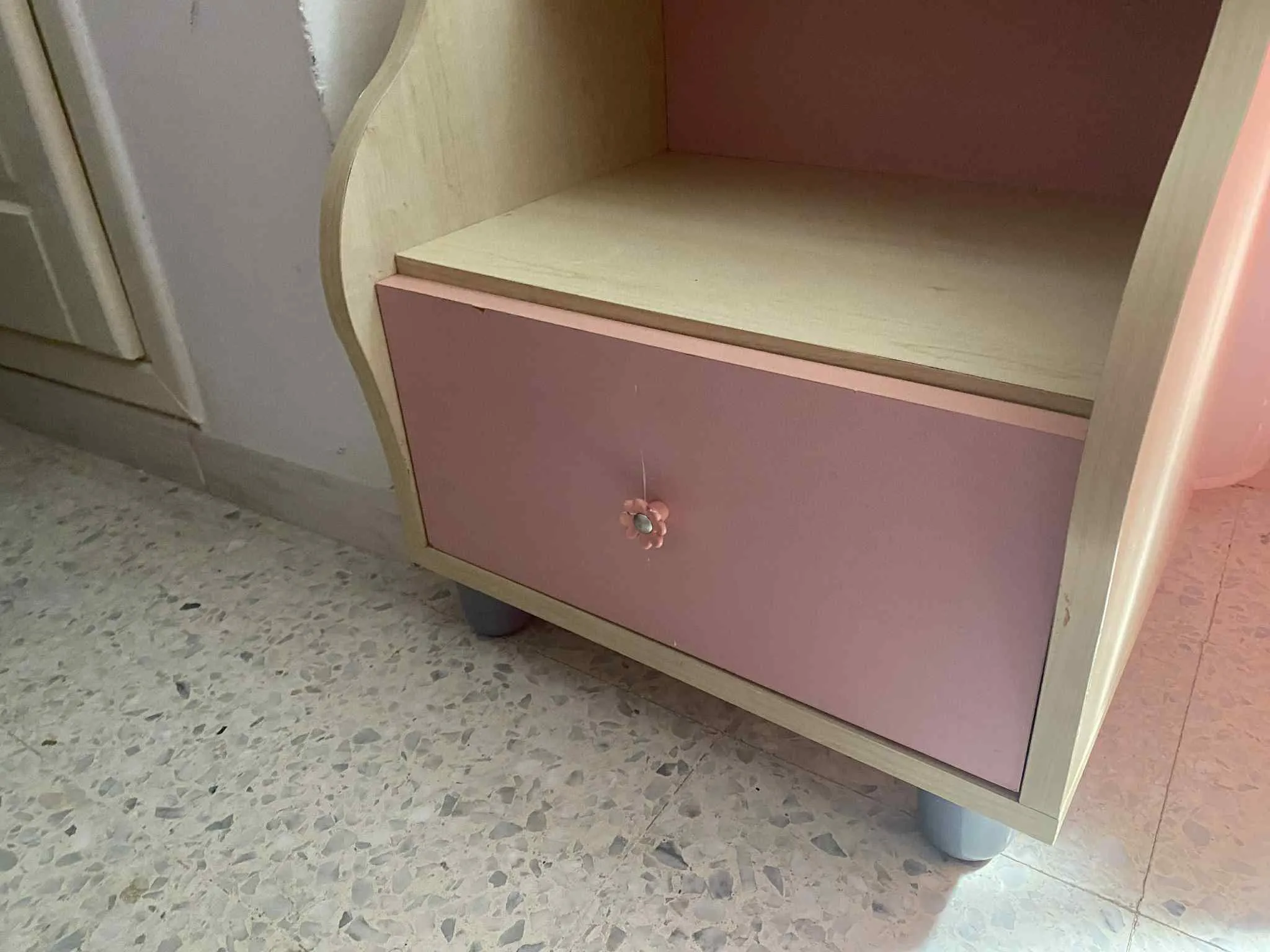 chambre fille en bonne etat(meuble mezghani)