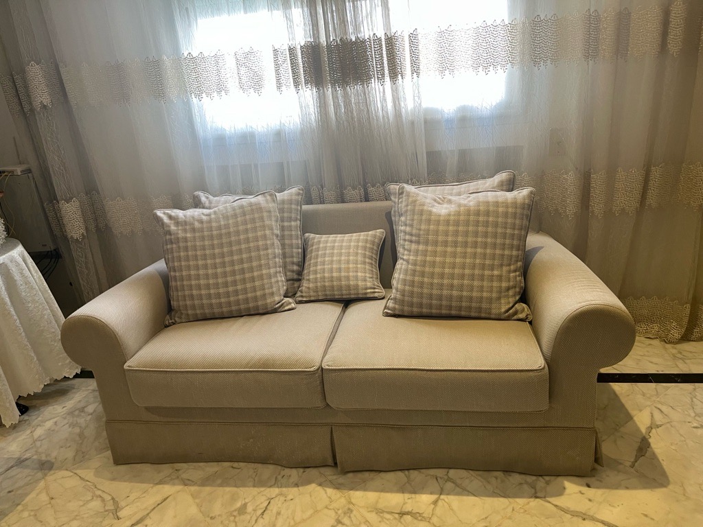 Salon en excellent état avec une table basse