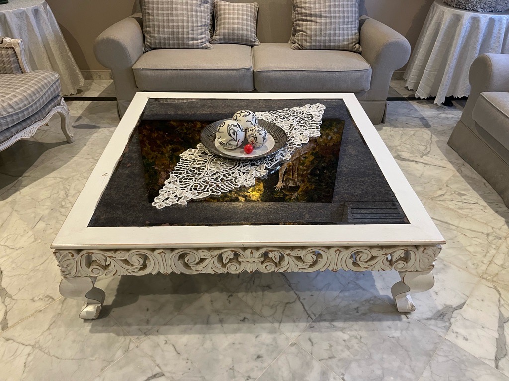 Salon en excellent état avec une table basse