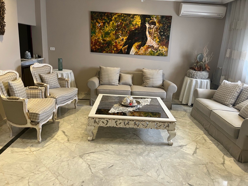 Salon en excellent état avec une table basse