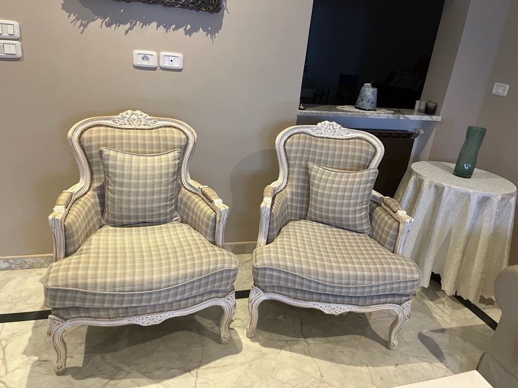 Salon en excellent état avec une table basse