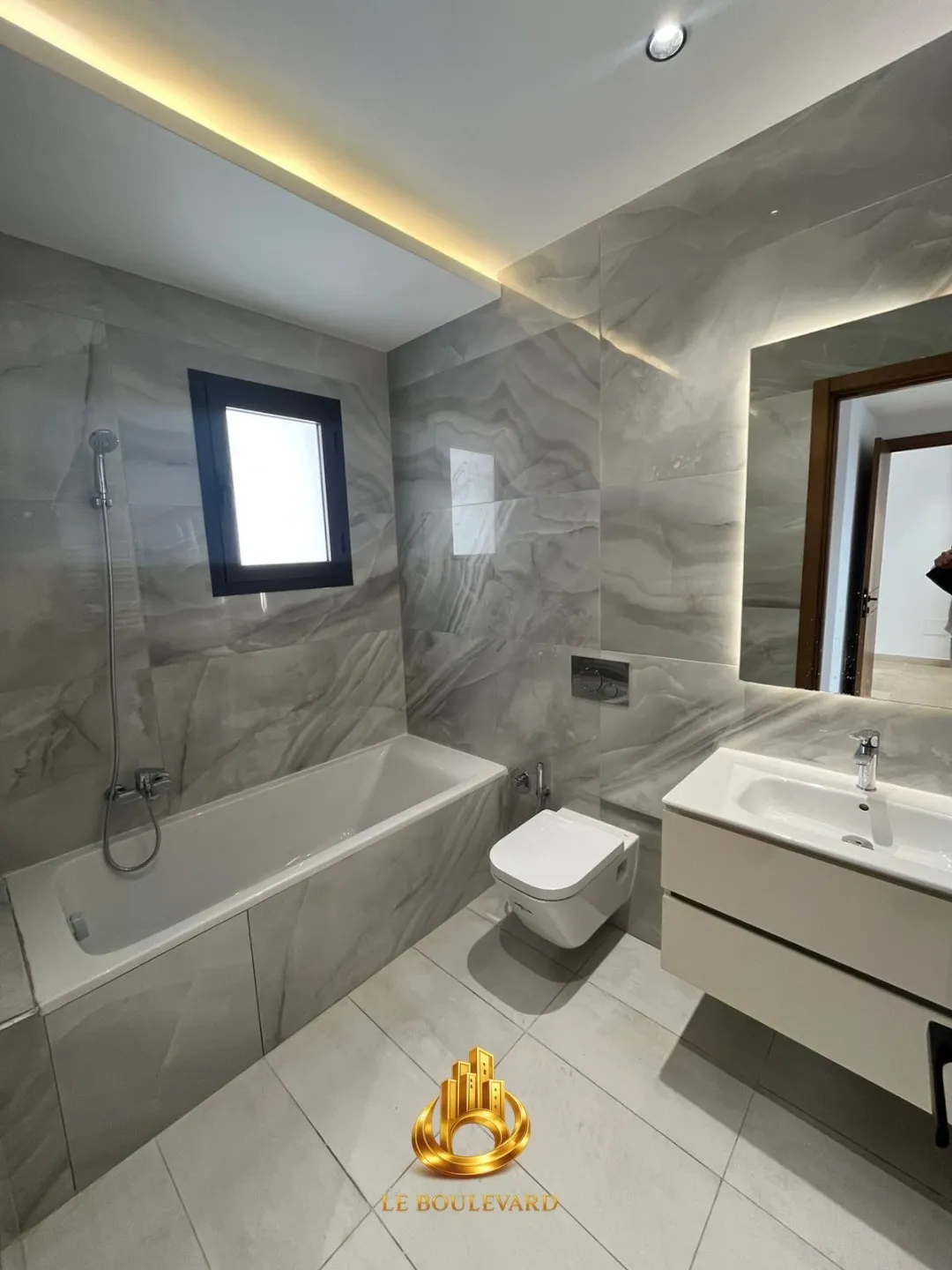 A Vendre Appartement S+2 Haut Standing Avec Jardin à Soukra, Tunis