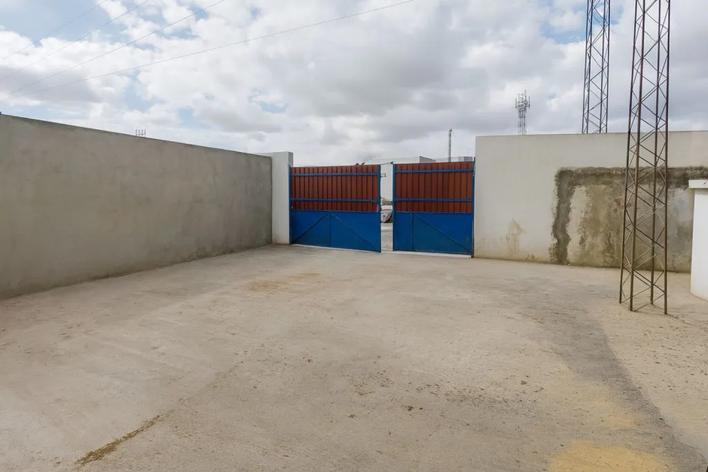 Dépôt industriel 500 m² à louer – Zone Industrielle Bir Kassaa – Ben Arous