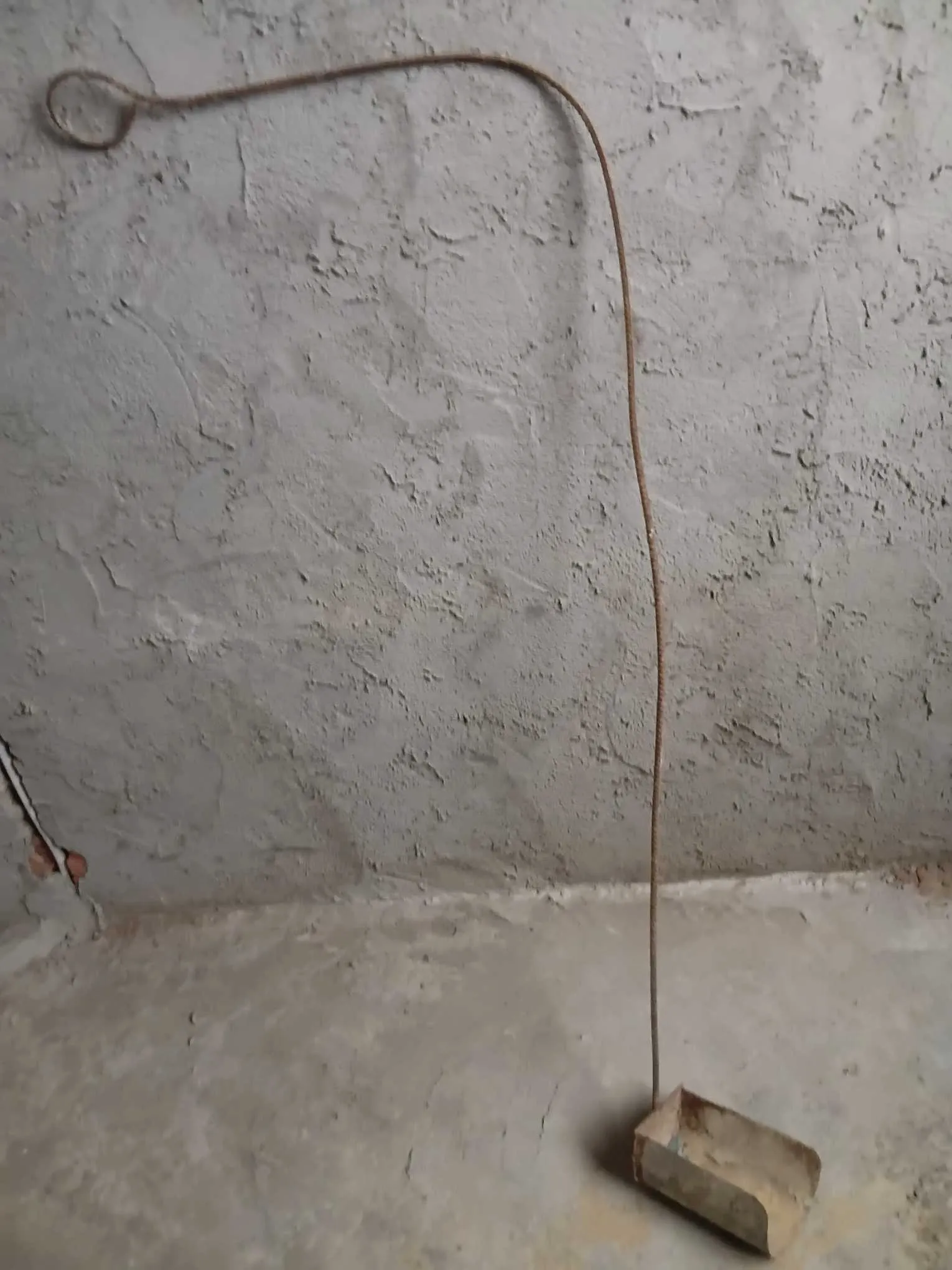 Outil en acier pour nettoyer la regare sanitaire