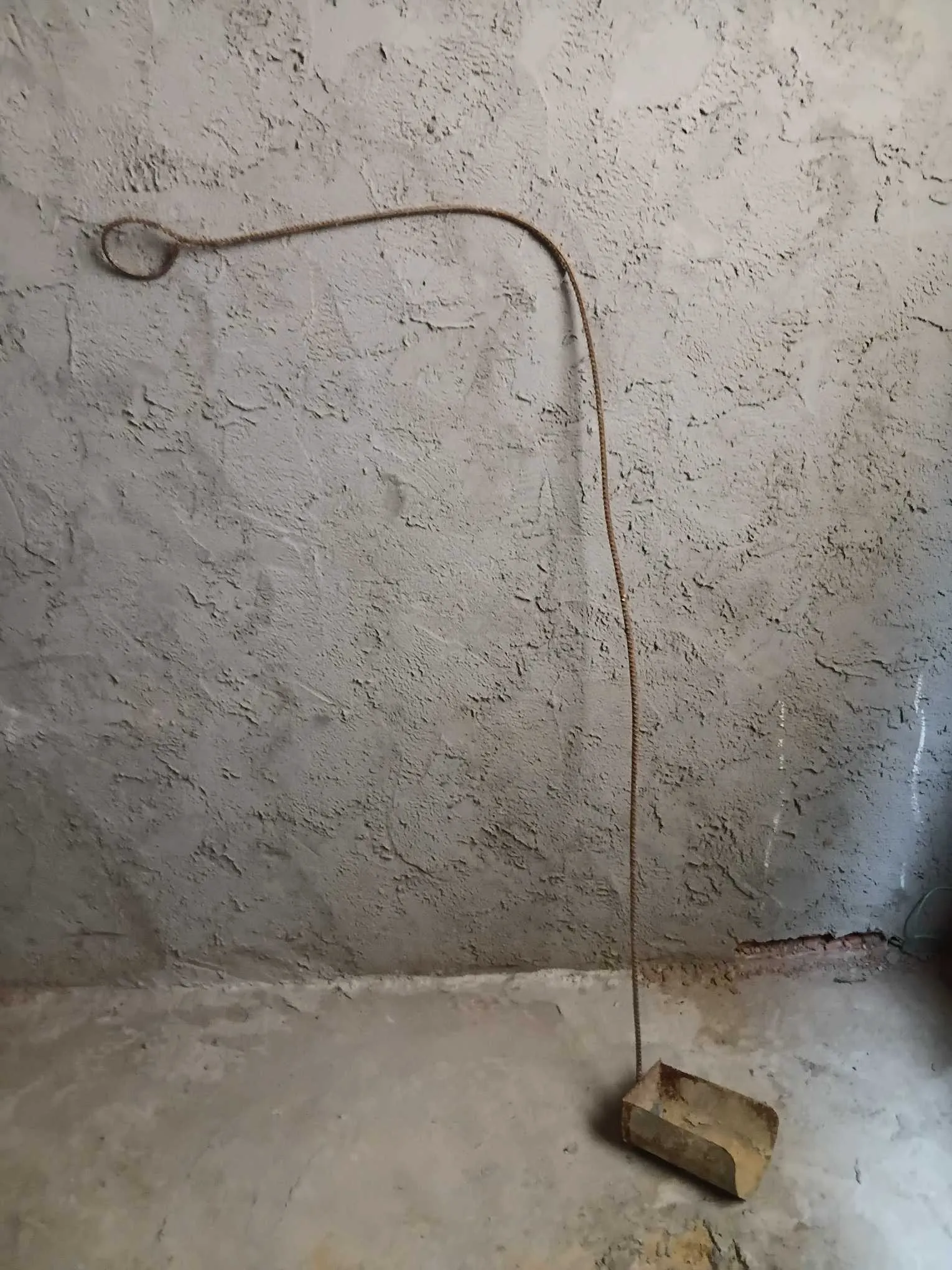 Outil en acier pour nettoyer la regare sanitaire