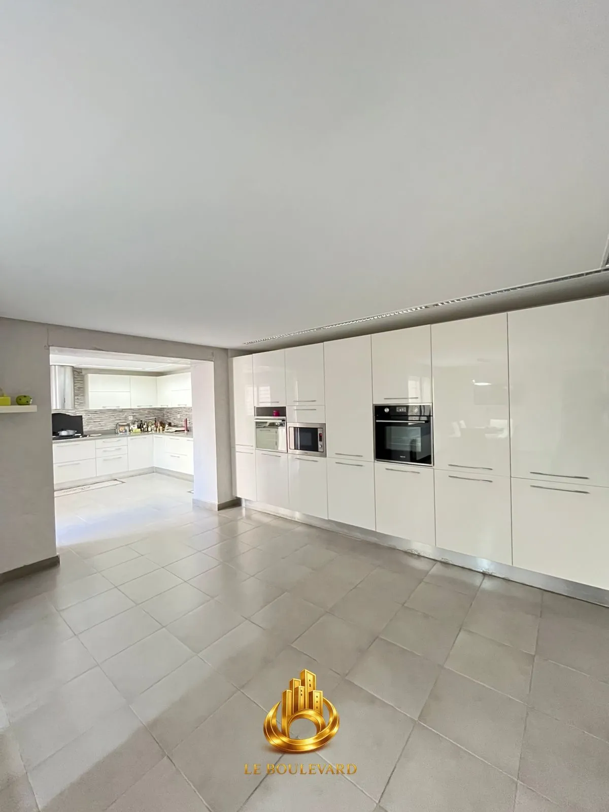 A louer villa S+5 Haut Standing à Sidi Mahersi , Nabeul 