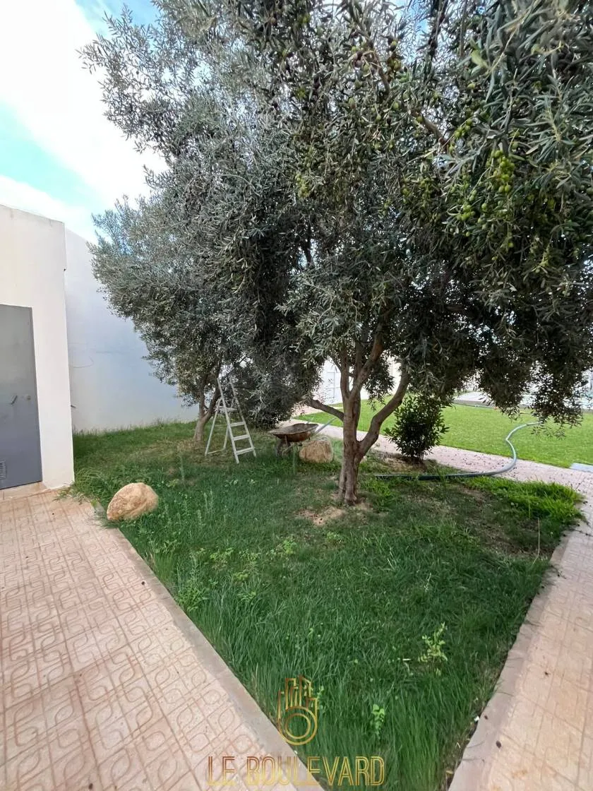 A Vendre Villa S+5 Avec Piscine à Sidi Hamed, Hammamet