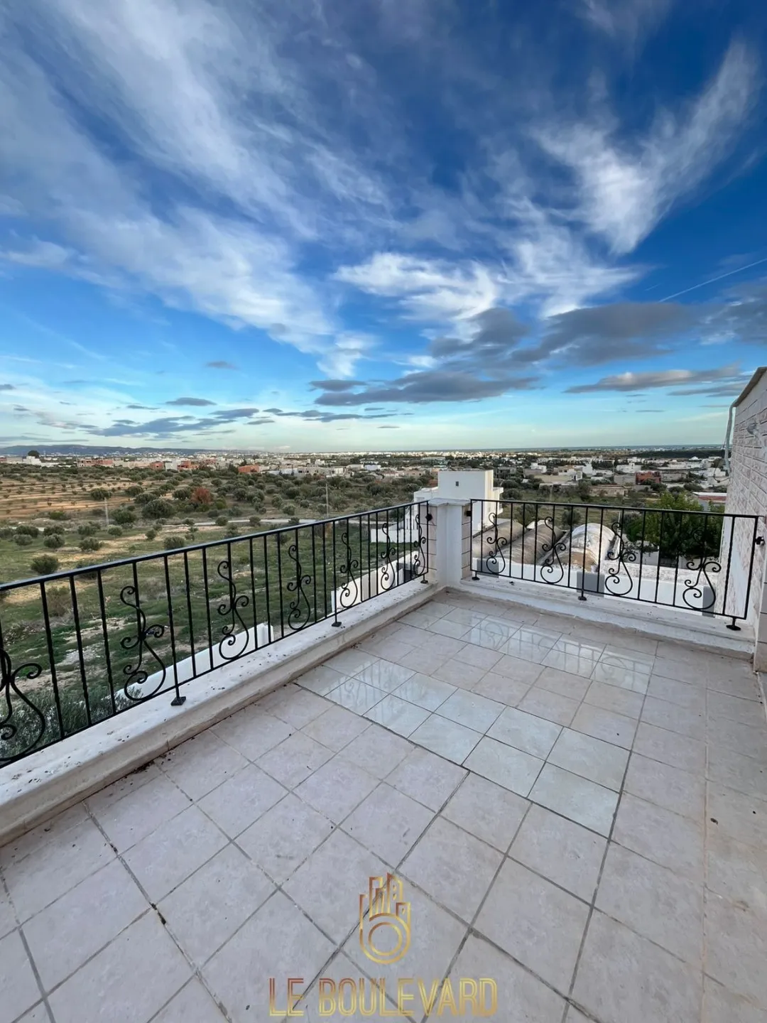 A Vendre Villa S+5 Avec Piscine à Sidi Hamed, Hammamet