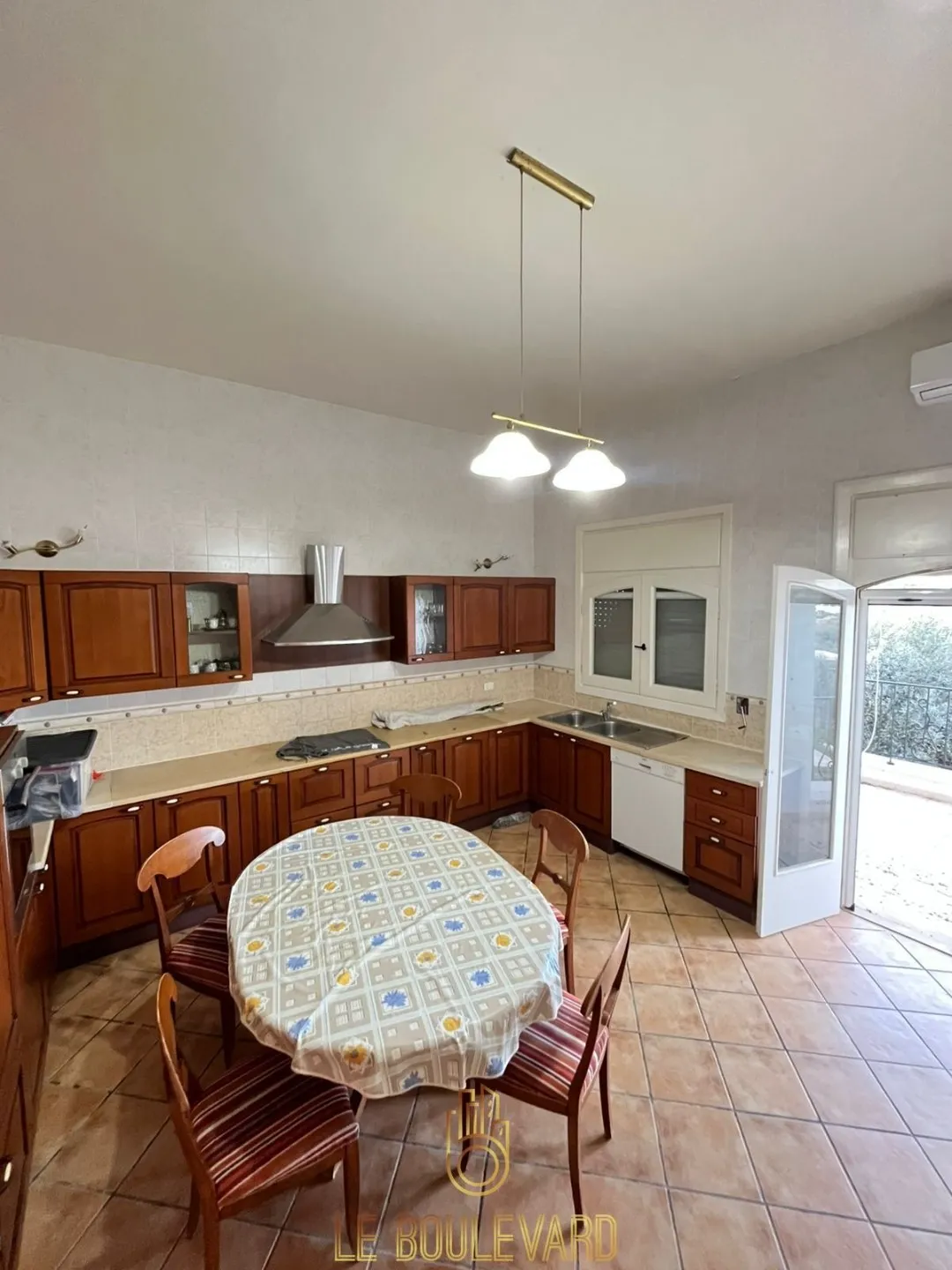 A Vendre Villa S+5 Avec Piscine à Sidi Hamed, Hammamet