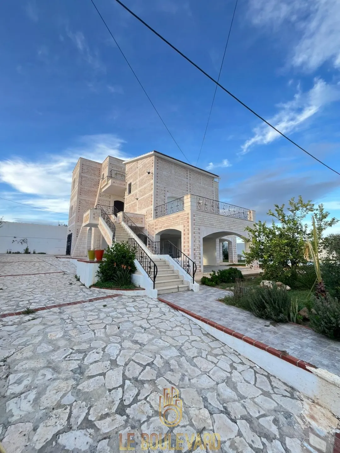 A Vendre Villa S+5 Avec Piscine à Sidi Hamed, Hammamet