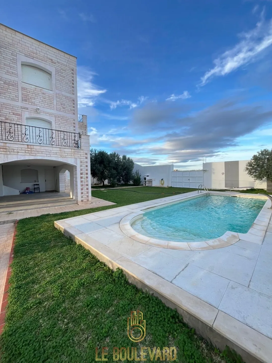 A Vendre Villa S+5 Avec Piscine à Sidi Hamed, Hammamet