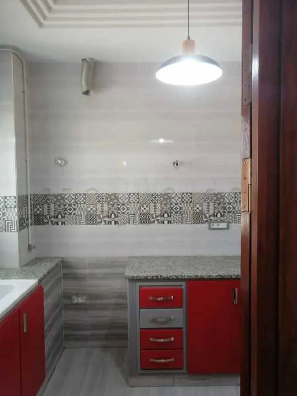 un étage s+1 rénové au 3éme étage a louer situé a cité ibn khaldoun Prés de Foyer et De terminus 3