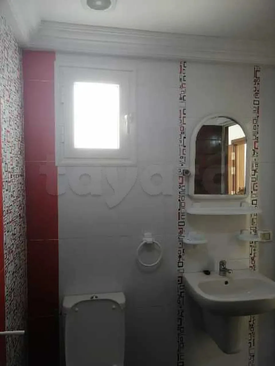 un étage s+1 rénové au 3éme étage a louer situé a cité ibn khaldoun Prés de Foyer et De terminus 3