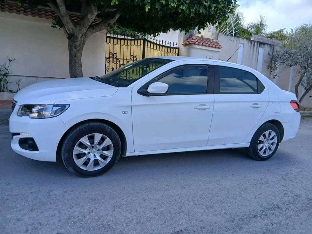 PEUGEOT 301 ACCESS PREMIÈRE MAIN EN TRÈS BON ÉTAT 