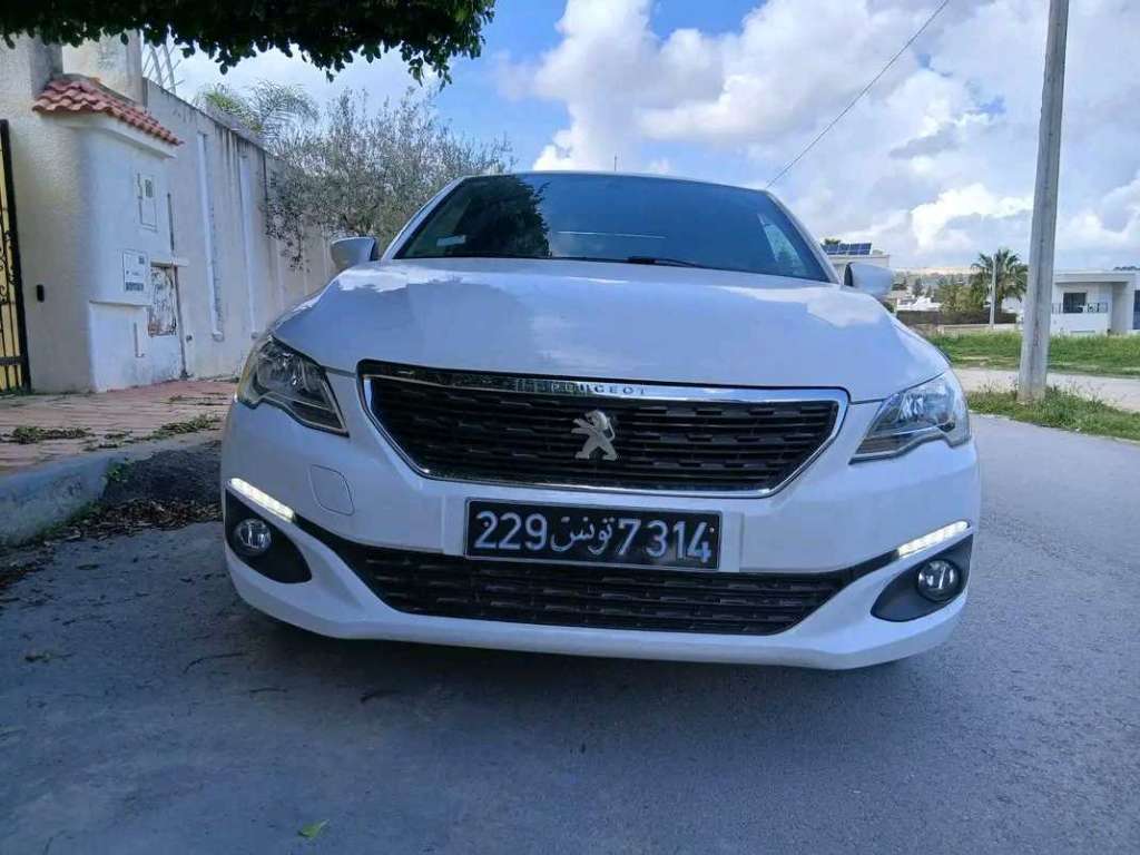 PEUGEOT 301 ACCESS PREMIÈRE MAIN EN TRÈS BON ÉTAT 