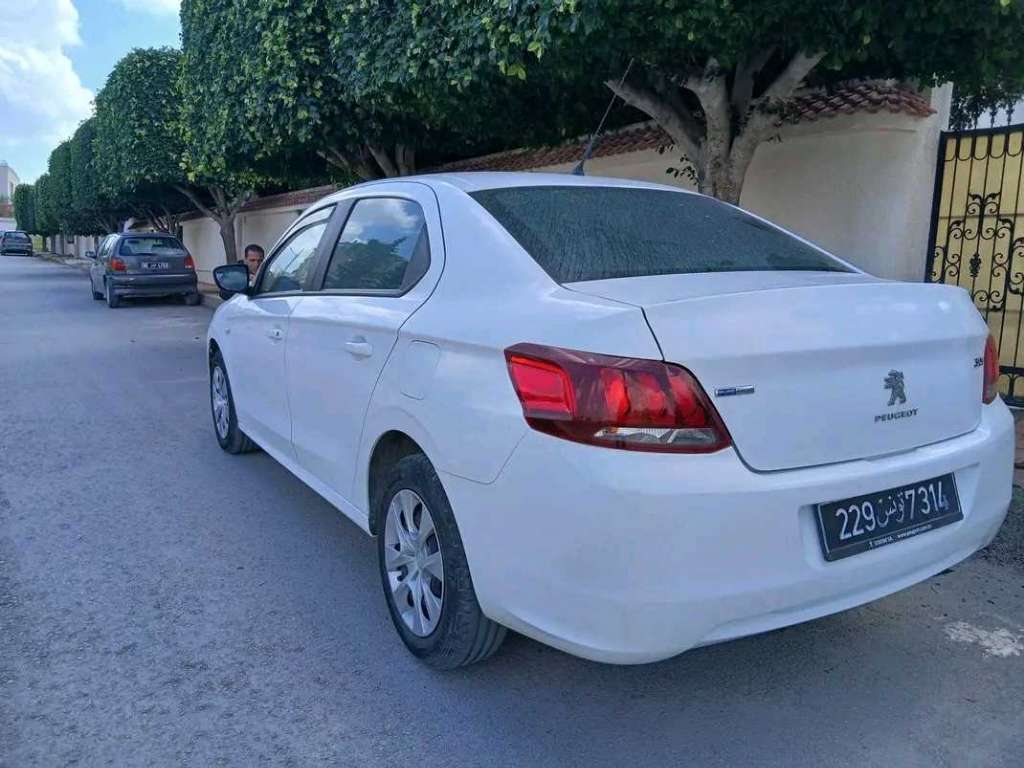 PEUGEOT 301 ACCESS PREMIÈRE MAIN EN TRÈS BON ÉTAT 