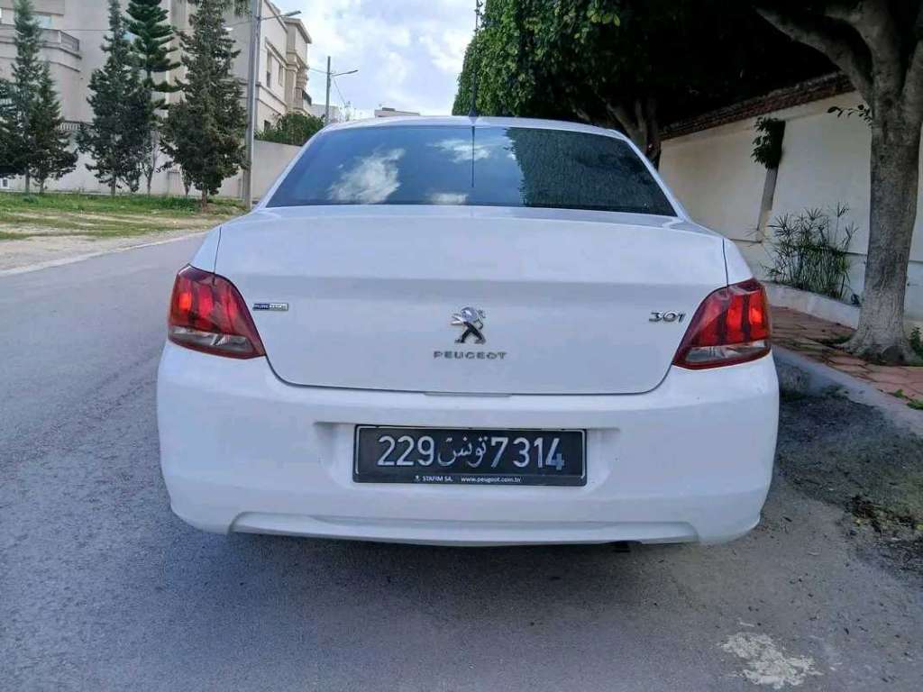 PEUGEOT 301 ACCESS PREMIÈRE MAIN EN TRÈS BON ÉTAT 