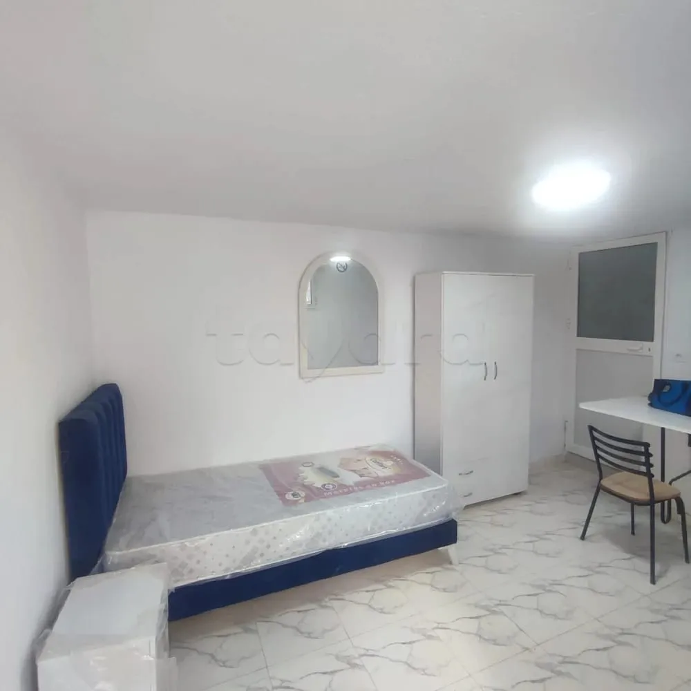 un studio s+0 propre meublé a louer situé a à UV4 menzah 6.