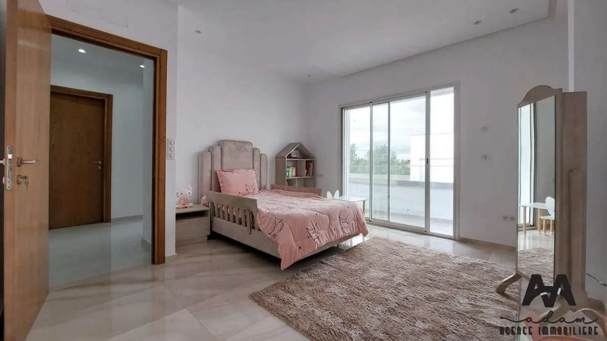 Villa Duplex S+4 d’Exception avec Piscine – Jinen Beni Khiar