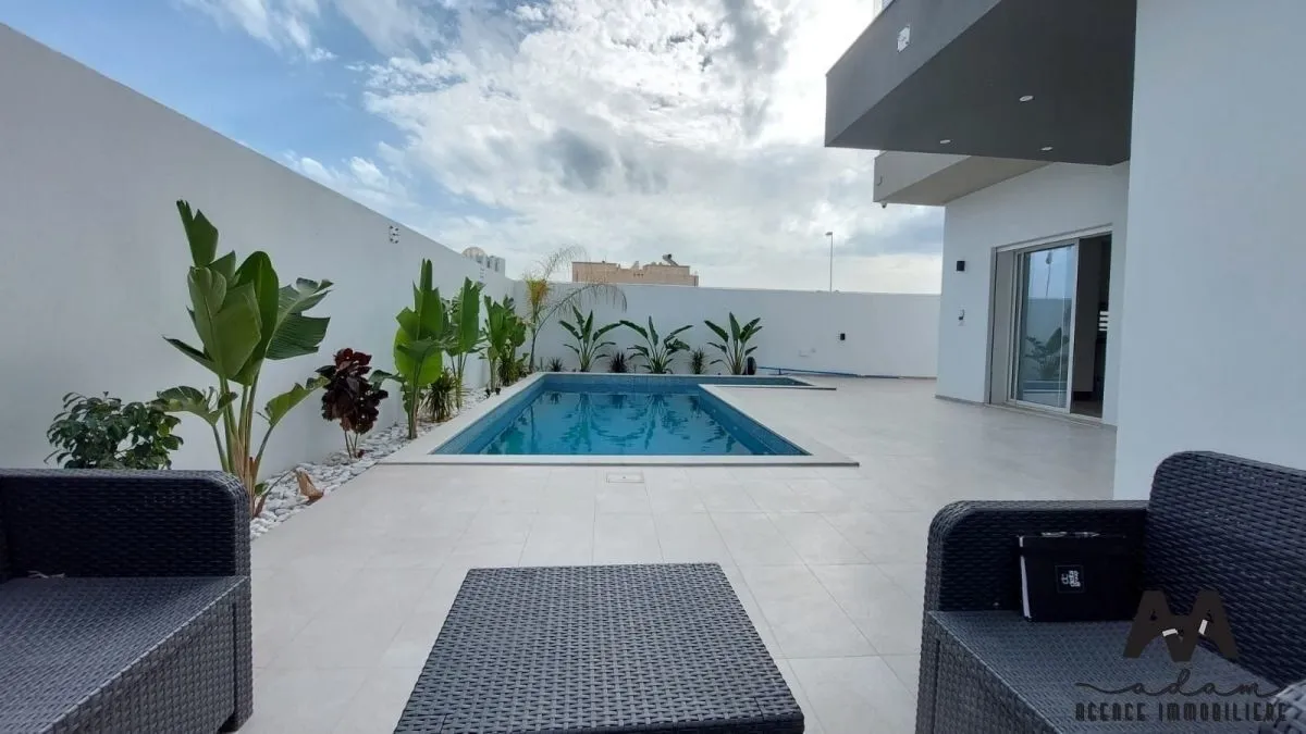 Villa Duplex S+4 d’Exception avec Piscine – Jinen Beni Khiar