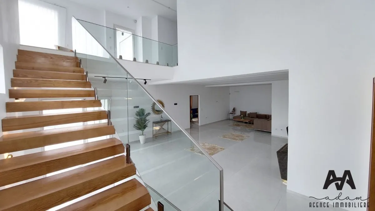 Villa Duplex S+4 d’Exception avec Piscine – Jinen Beni Khiar