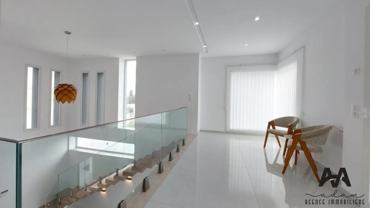 Villa Duplex S+4 d’Exception avec Piscine – Jinen Beni Khiar