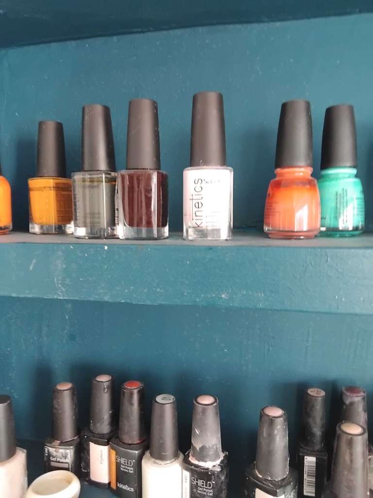 Stock vernis kinetics + manou/ 123 bouteilles 