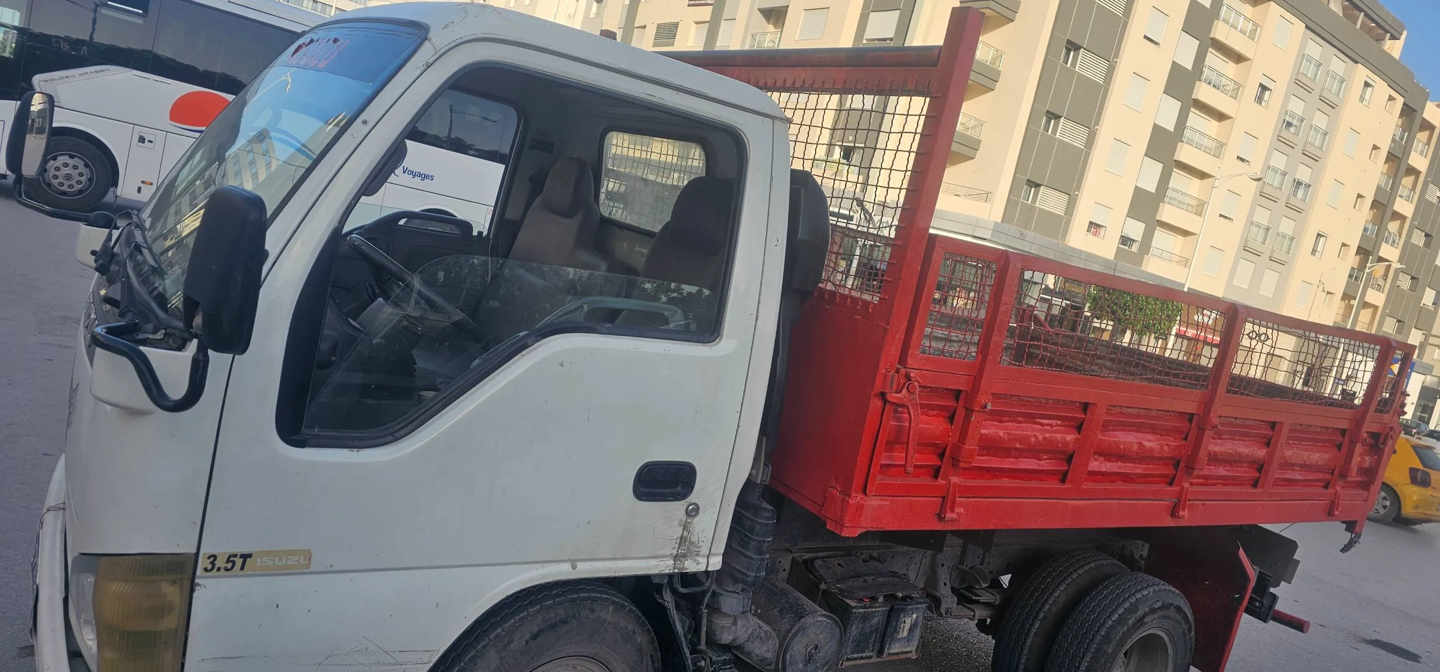 Isuzu NKR benne basculante