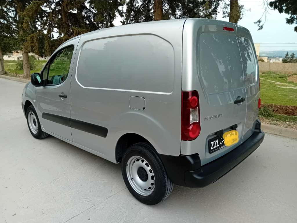 A vendre Peugeot b9 première main 144000 km année 2018 touttops tel 55090199