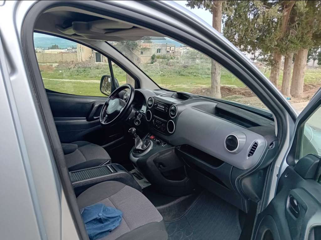 A vendre Peugeot b9 première main 144000 km année 2018 touttops tel 55090199