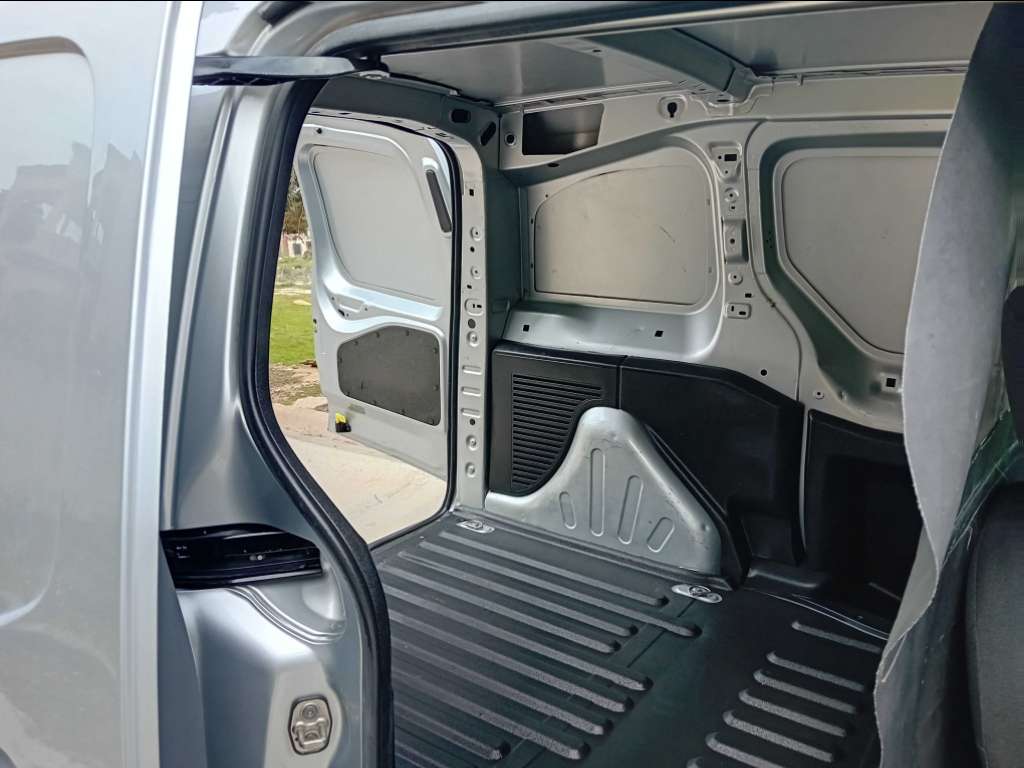 A vendre Peugeot b9 première main 144000 km année 2018 touttops tel 55090199