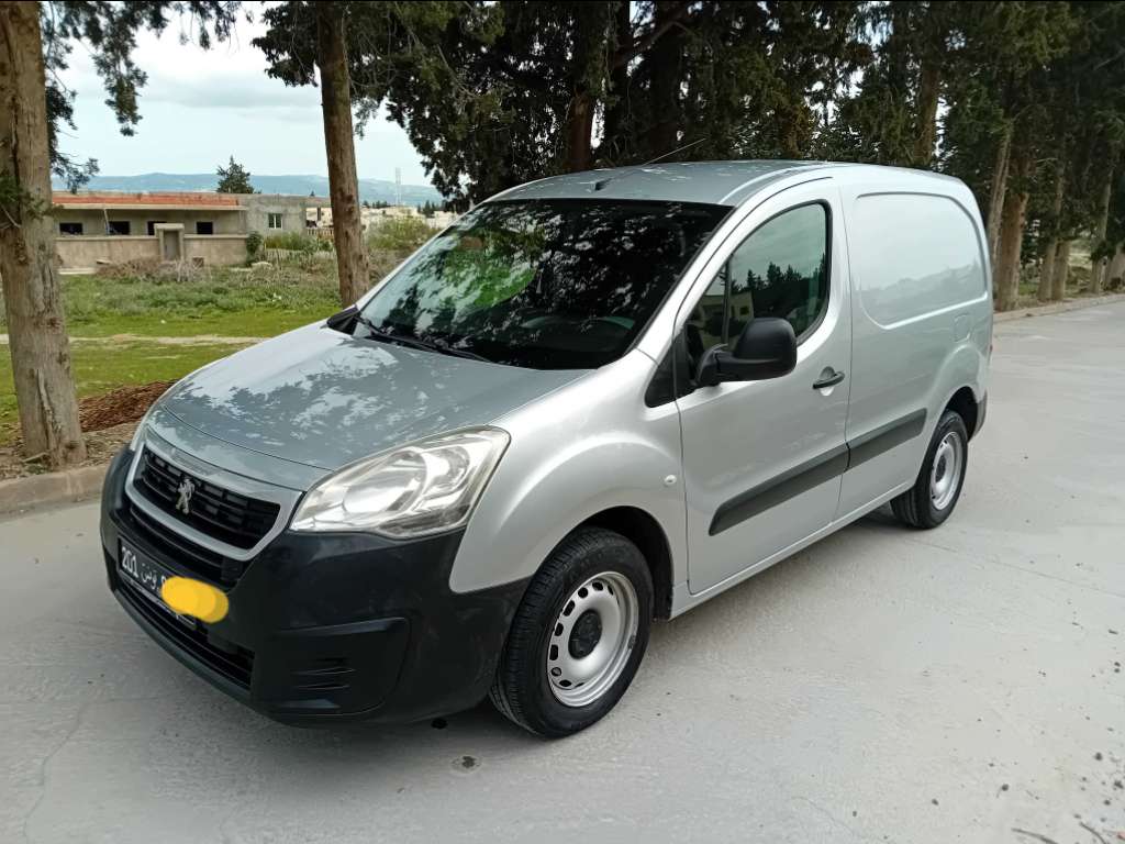A vendre Peugeot b9 première main 144000 km année 2018 touttops tel 55090199